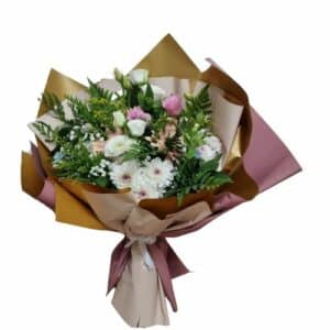 זר פרחים נסיכותי ליום הולדת, משלוח פרחים ליום הולדת, זר פרחים מרשים, זר פרחים עם עטיפה מכובדת ויפה