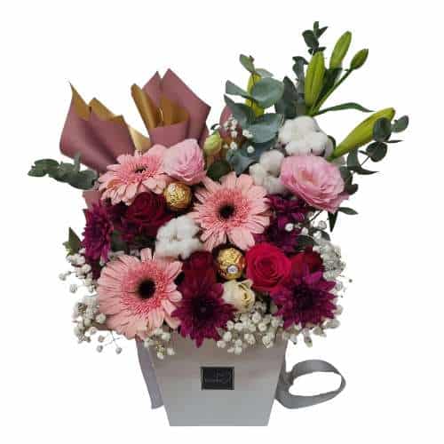 קופסת פרחים ליום הולדת עם סידור פרחים מיוחד ומהמם בצבעים אדום לבן ורוד וירוק עטוף בצלופן